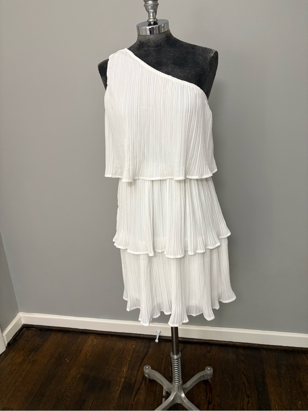 Zesica White One Shoulder Dress size Medium